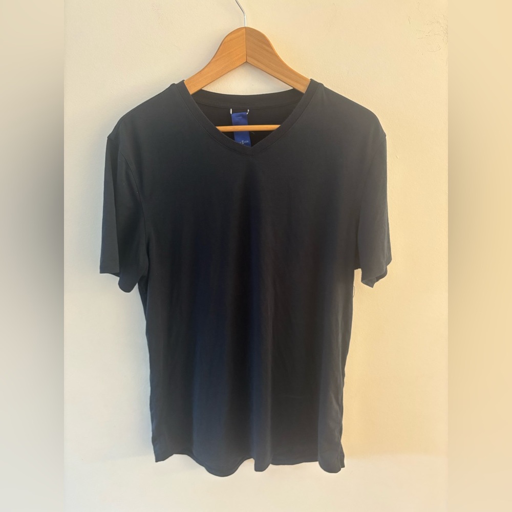 Kit and Ace Midnight Blue V-Neck T-Shirt, Men’s size Medium, Soft Cotton
